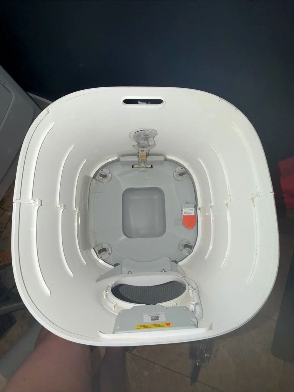 Automatic Litter Box with 8 bottles of purifying liquid